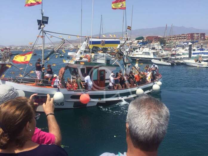 Embarcación que portaba la imagen de la patrona (Foto TA)